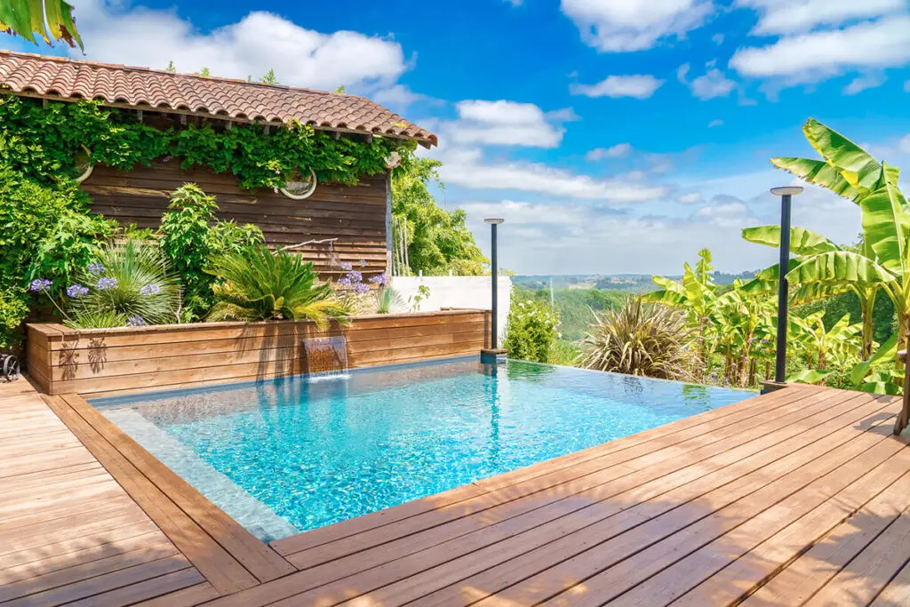 terrasse en bois pour piscine en pente landes réalisation bois 40